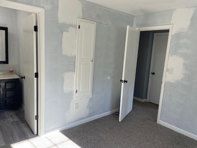 unfurnished bedroom featuring carpet floors