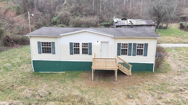 view of front of house featuring a front lawn