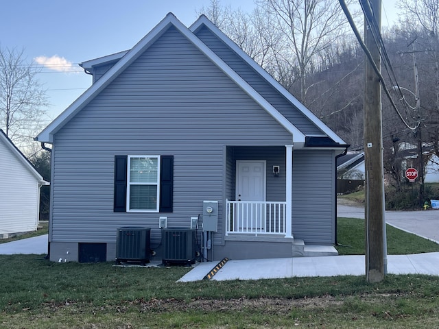 bungalow featuring central AC and a front lawn