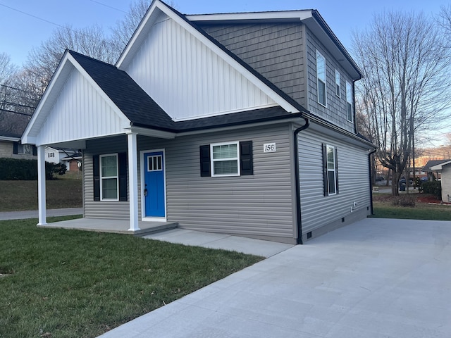 view of front facade with covered porch and a front yard