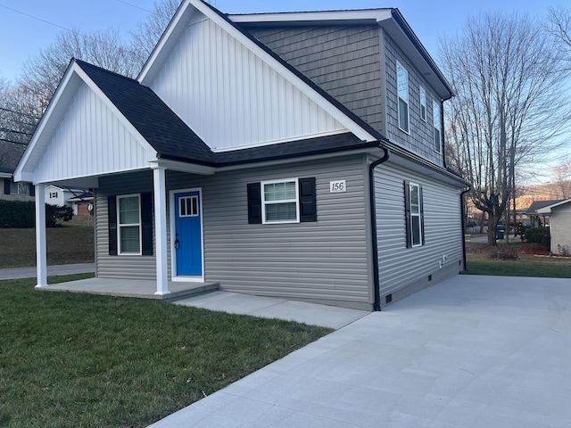 view of front of home featuring covered porch and a front yard