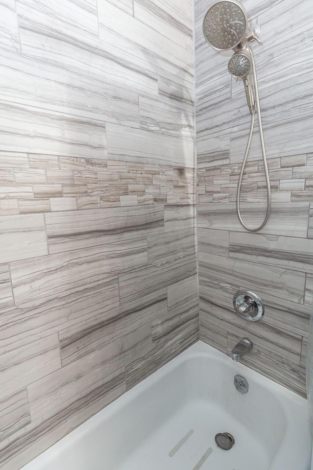 bathroom with tiled shower / bath