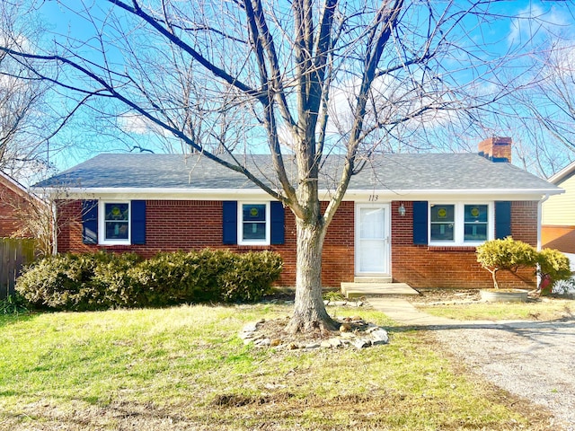 ranch-style home featuring a front lawn