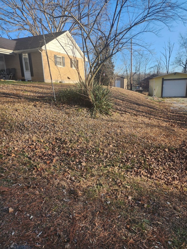 view of yard with an outdoor structure