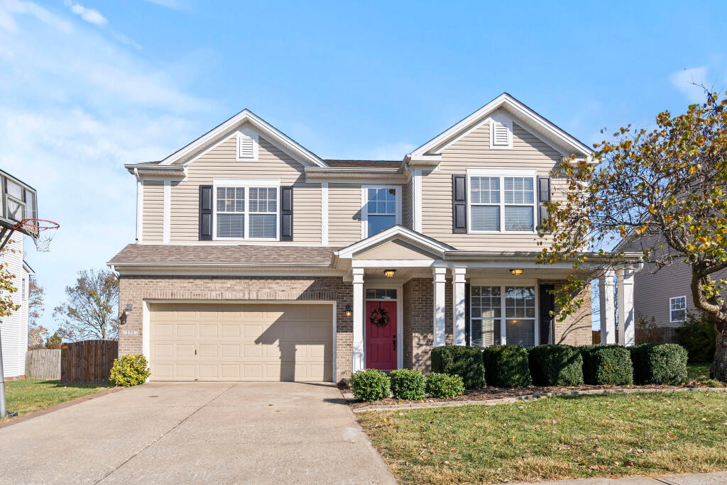 view of front of property featuring a front lawn and a garage