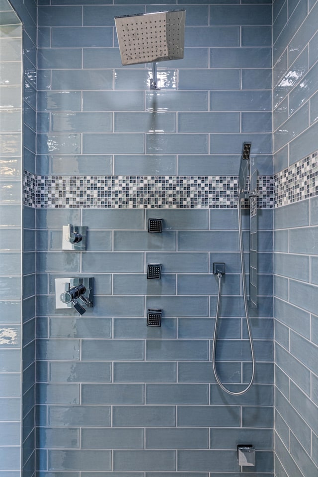 bathroom featuring tiled shower