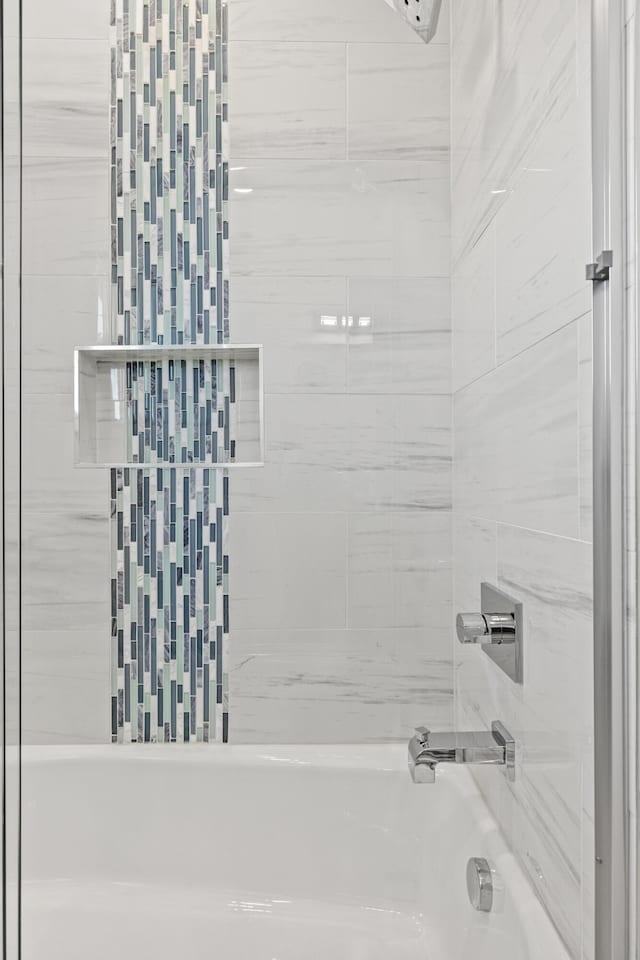 bathroom featuring tiled shower / bath combo