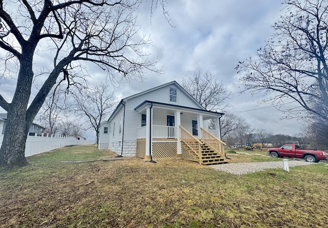 view of front of house featuring covered porch and a front yard