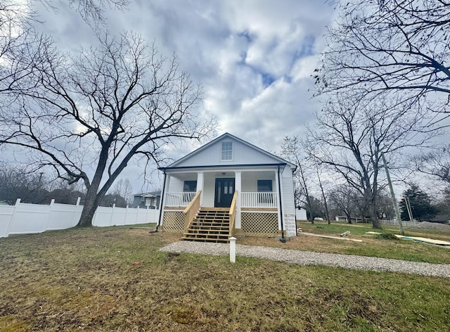 view of front of property featuring a front lawn and covered porch