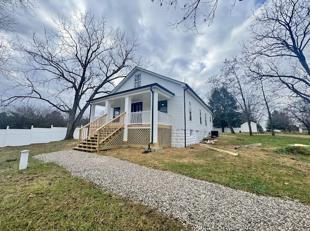 view of front of house with covered porch and a front yard