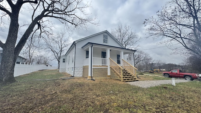 view of front facade with a front lawn and covered porch