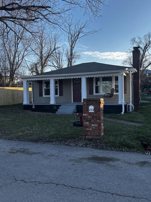 view of front of property featuring a front yard