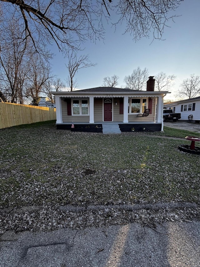 view of front of house with a front lawn