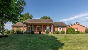 view of front of home featuring a front lawn