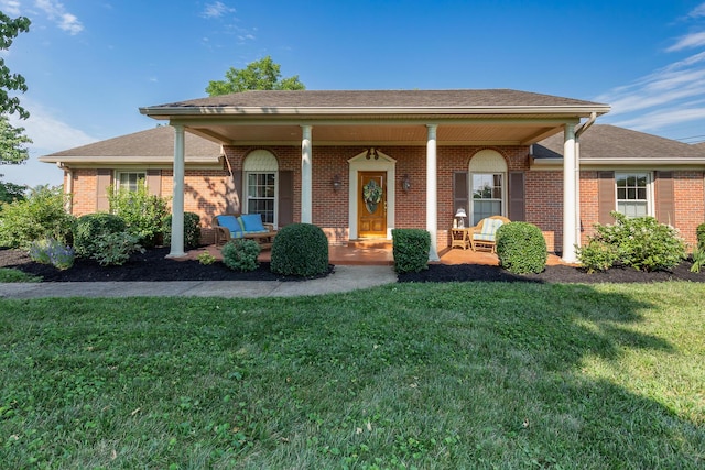 view of front facade featuring a porch and a front yard