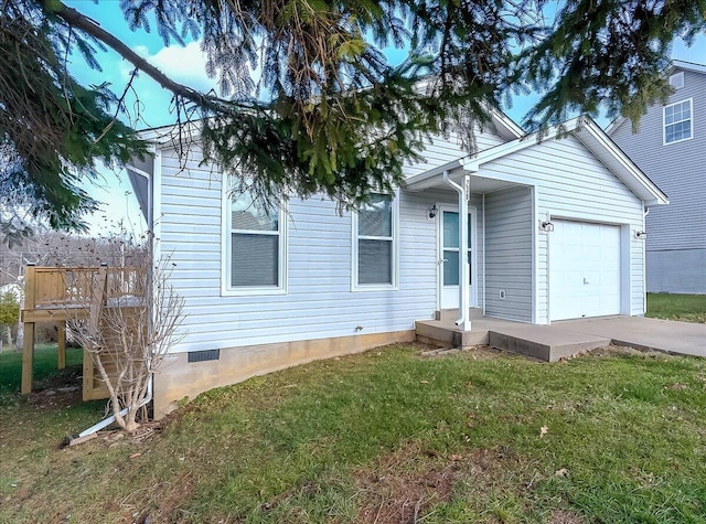 view of front of property featuring a front yard and a garage