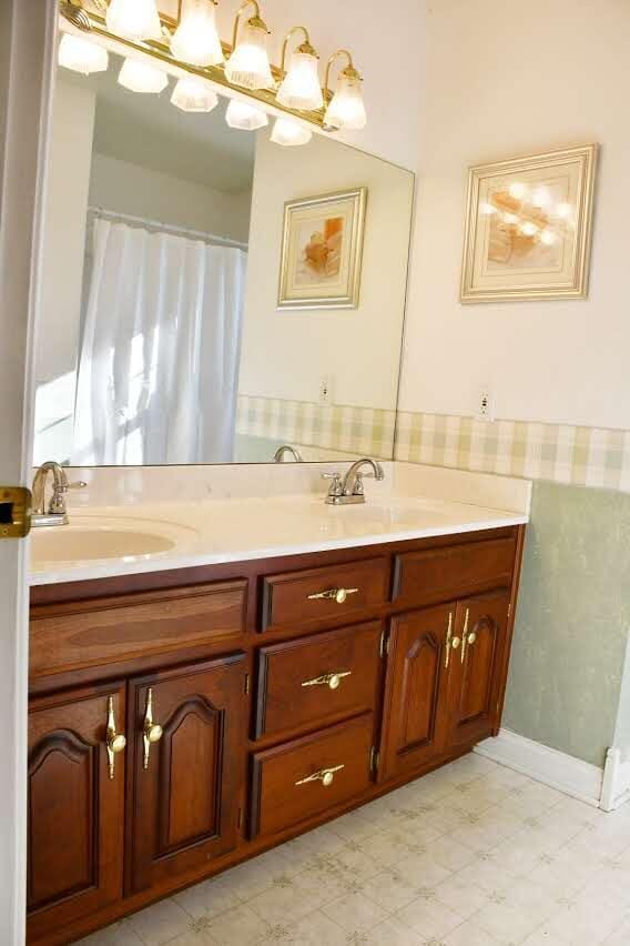 bathroom featuring vanity