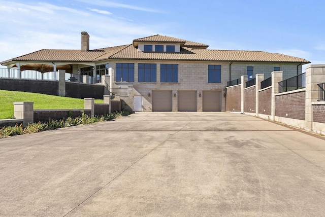 view of front facade featuring a garage