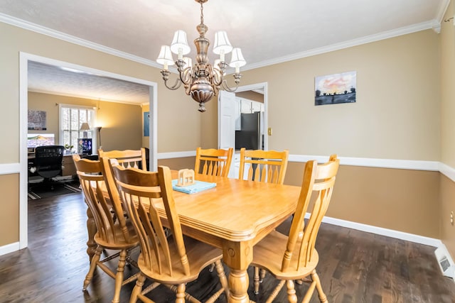 dining area featuring crown molding, dark hardwood / wood-style flooring, and a notable chandelier