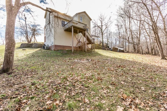 view of yard featuring a balcony