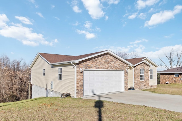 view of front facade featuring a front yard and a garage