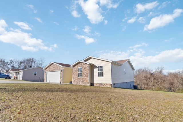 view of front of house featuring a front yard and a garage