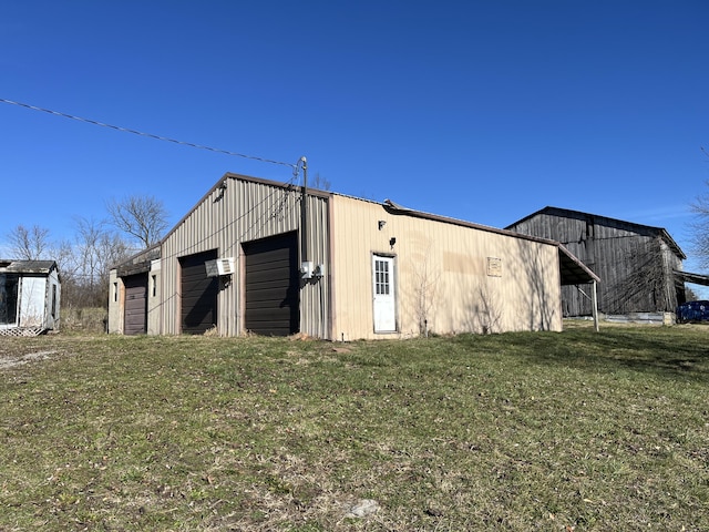 view of outdoor structure featuring a garage and a yard