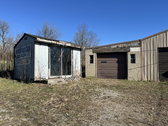 view of yard featuring a rural view