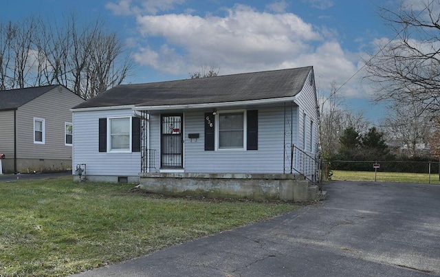 view of front facade featuring covered porch and a front lawn