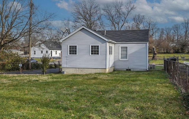 back of house featuring a lawn