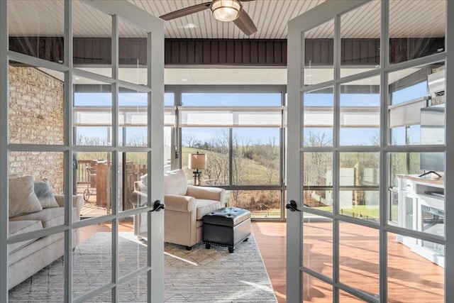 sunroom with ceiling fan