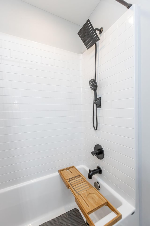 bathroom with tiled shower / bath