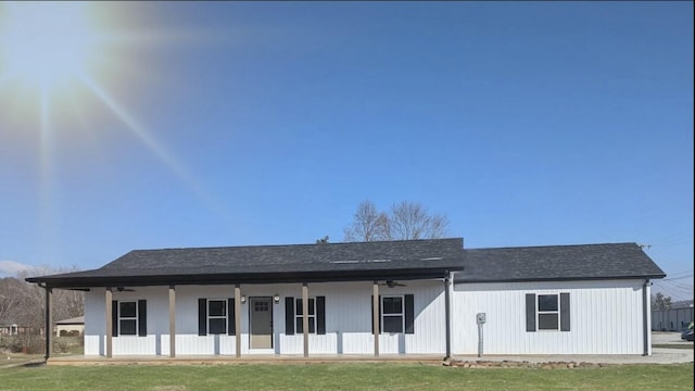 view of front of house featuring covered porch and a front lawn