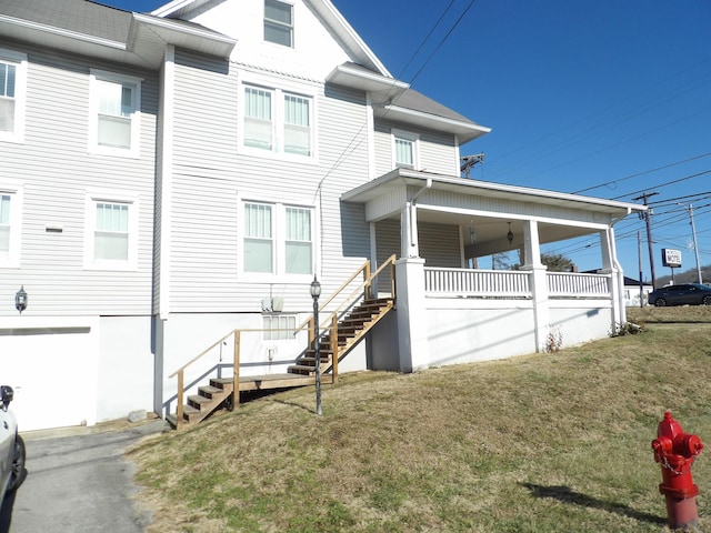 view of front of house featuring covered porch and a front yard