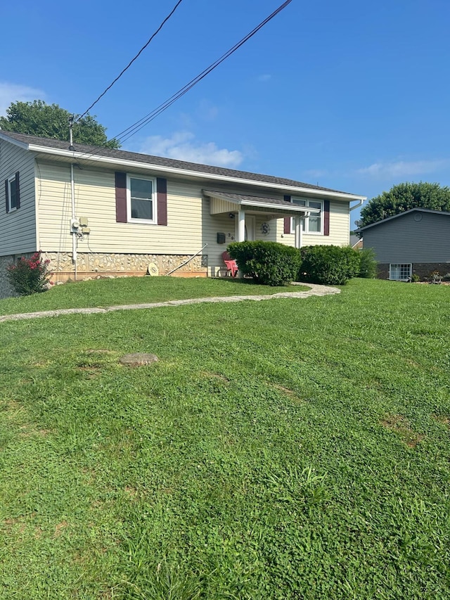 view of front of home with a front lawn