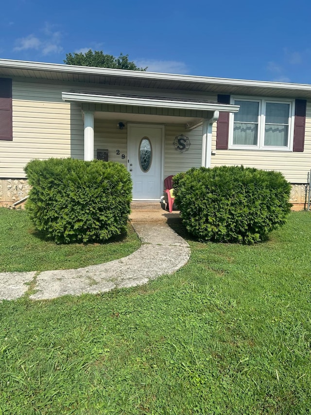 view of front of house featuring a front yard