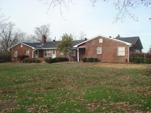 single story home featuring a front yard