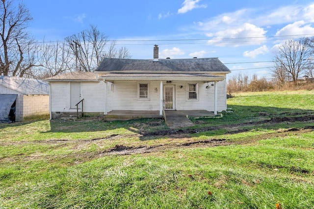 view of front of property with a front lawn and covered porch