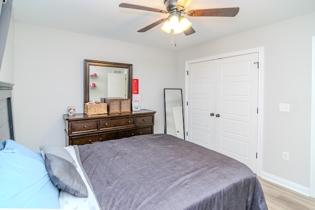 bedroom featuring light wood-type flooring, a closet, and ceiling fan