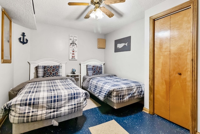 bedroom featuring ceiling fan and a textured ceiling