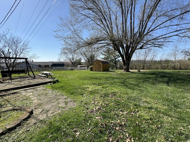 view of yard with a shed