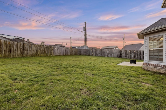 view of yard at dusk