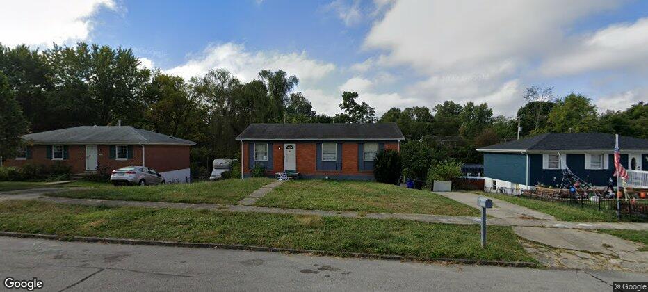 view of front facade featuring a front yard