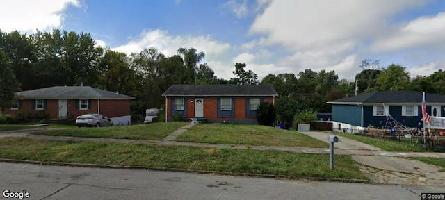 view of front of home featuring a front lawn