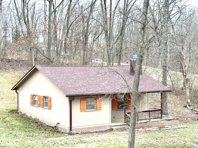 view of front of property featuring a porch and a front yard