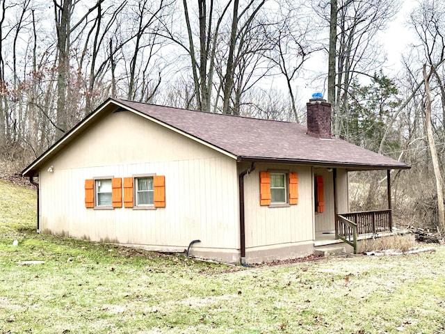 view of front facade featuring covered porch and a front yard