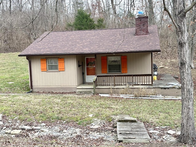 view of front facade featuring a front yard and covered porch