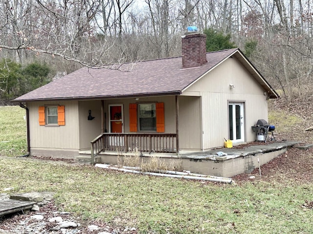 view of front of property with a front yard