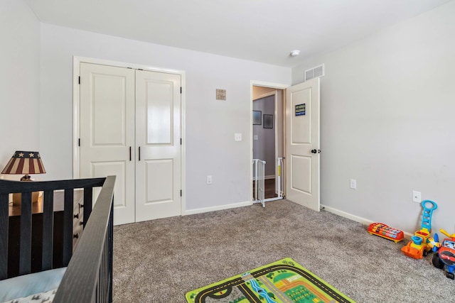 bedroom featuring carpet flooring and a closet