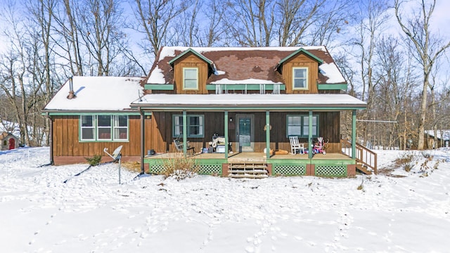 view of front of property featuring covered porch